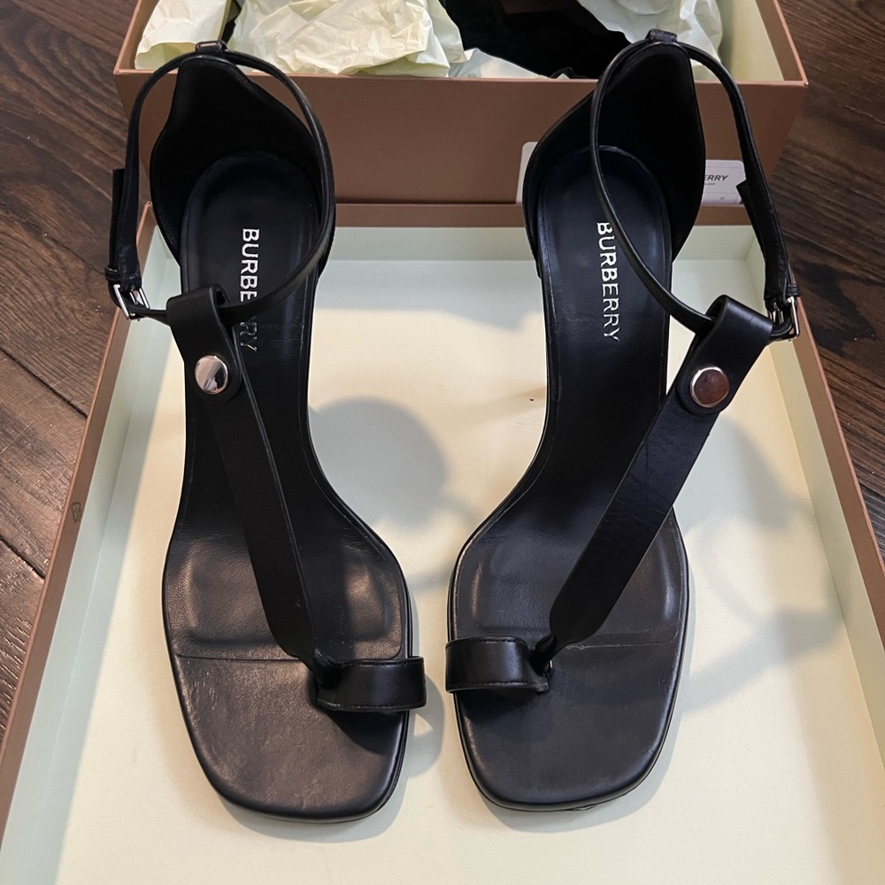 Burberry Stefanie Sandals. Only worn 3 times, in perfect condition. Open to